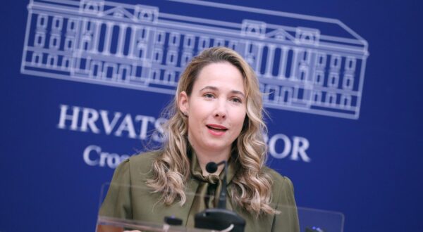 14.11.2023., Zagreb - Na konferenciji za medije odrzanoj u Saboru predsjednica Odbora za ravnopravnost spolova Marija Selak Raspudic govorila je o temi "Izmjene zakona o odgoju i obrazovanju - stop mobitelima u skolama. Photo: Patrik Macek/PIXSELL