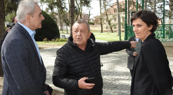 Petrinja, 27.03.2024. - Sandra Benčić na konferenciji na novinare u Petrinji predstavila je listu Možemo u 7. izbornoj jedinici. Nositeljica je liste Draženka Polović iz Karlovca. Na slici Ivo Vranić. foto HINA/ Nikola BLAŽEKOVIĆ/ tm