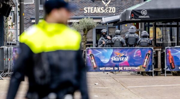 EDE - A member of the DSI in a cafe in Ede. A hostage situation is underway in the center of Ede. ANP REMKO DE WAAL netherlands out - belgium out,Image: 861128966, License: Rights-managed, Restrictions: *** World Rights Except Belgium, France, Germany, The Netherlands, and The UK *** BELOUT DEUOUT FRAOUT GBROUT NDLOUT, Model Release: no, Credit line: ANP / ddp USA / Profimedia