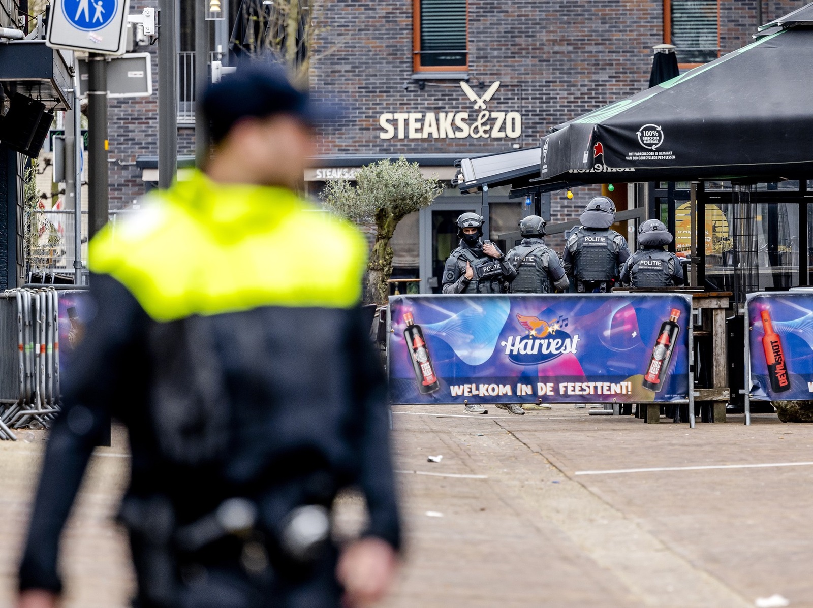 EDE - A member of the DSI in a cafe in Ede. A hostage situation is underway in the center of Ede. ANP REMKO DE WAAL netherlands out - belgium out,Image: 861128966, License: Rights-managed, Restrictions: *** World Rights Except Belgium, France, Germany, The Netherlands, and The UK *** BELOUT DEUOUT FRAOUT GBROUT NDLOUT, Model Release: no, Credit line: ANP / ddp USA / Profimedia