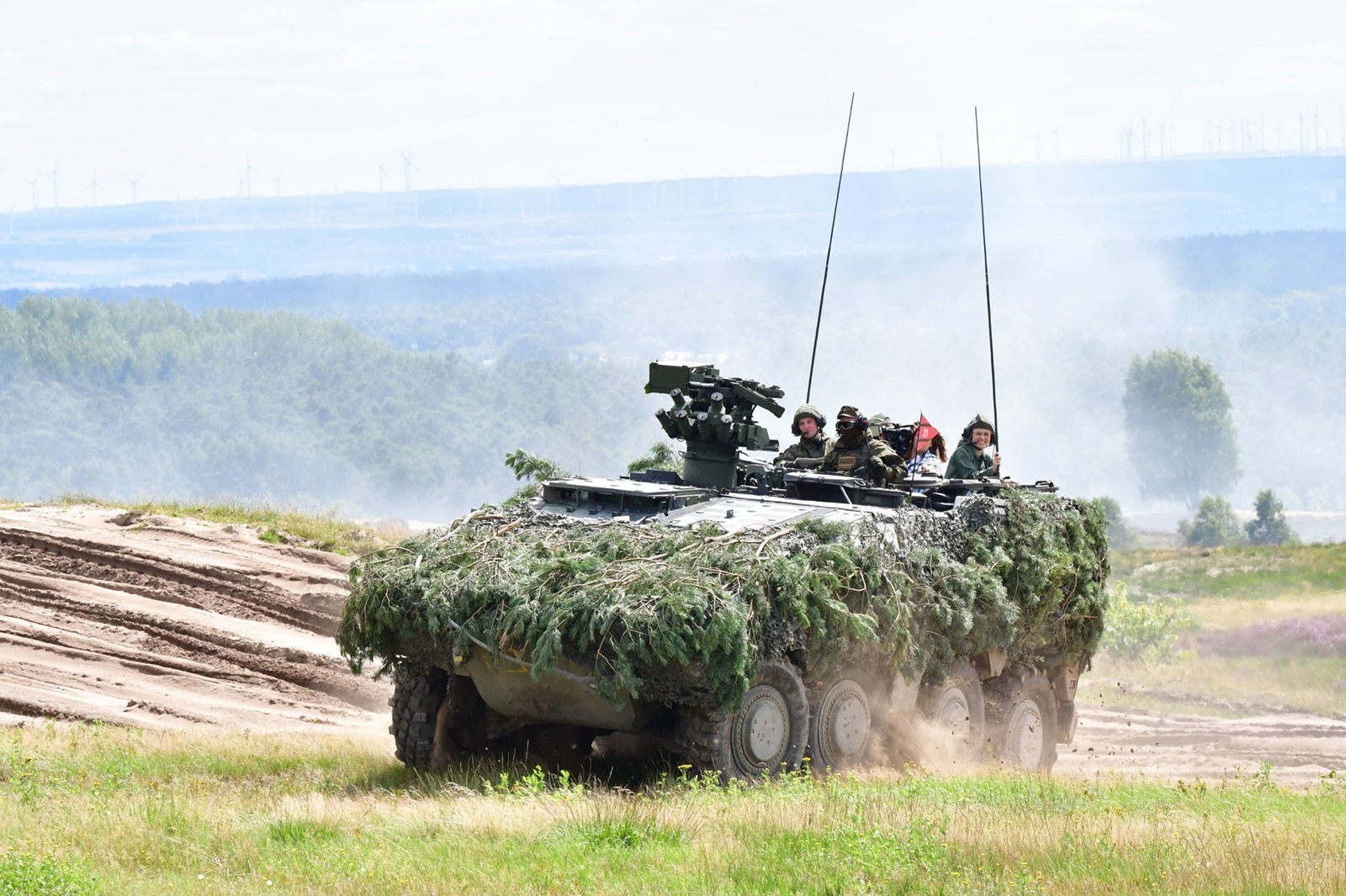 GTK Boxer der Bundeswehr Der GTK Boxer wird in der Bundeswehr in verschiedenen Versionen eingesetzt. Das gepanzerte Fahrzeug ist mit seinen 4 Achsen hoch geländegängig und kann den Kettenfahrzeugen im Gelände problemlos folgen. Aktuell setzt die Bundeswehr den GTK Boxer in den Versionen als Gefechtsstand, als Mannschaftstransporter und als Sanitätsfahrzeug ein. Weitere Varianten werden dann im Zuge der Mittleren Kräfte eingeführt. Vorführung zur Darstellung der neuen Kräftekategorie Mittlere Kräfte des deutschen Heeres. Neben den Fahrzeugen und Ausrüstungsmitteln der Mittleren Kräfte wurden auch klassische Fahrzeuge der Schweren Kräfte Kettenfahrzeuge gezeigt. Im Zuge der Neuausrichtung der Bundeswehr wird das Heer die neue,Image: 796617981, License: Rights-managed, Restrictions: imago is entitled to issue a simple usage license at the time of provision. Personality and trademark rights as well as copyright laws regarding art-works shown must be observed. Commercial use at your own risk., Credit images as "Profimedia/ IMAGO", Model Release: no, Credit line: Sven Eckelkamp / imago stock&people / Profimedia