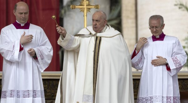 epa11252531 Pope Francis (C) leads the easter mass in Saint Peter's Square, Vatican City, 31 March 2024.  EPA/MASSIMO PERCOSSI