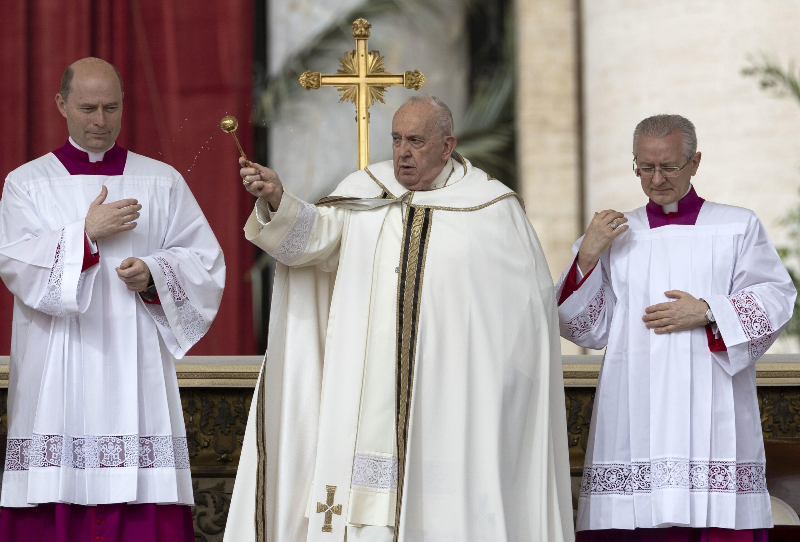 epa11252531 Pope Francis (C) leads the easter mass in Saint Peter's Square, Vatican City, 31 March 2024.  EPA/MASSIMO PERCOSSI