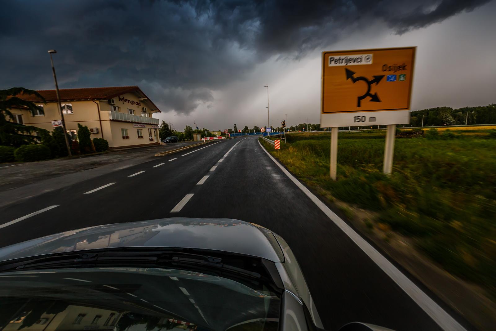 18.07.2021., Petrijevci - Tijekom predvecerja grmljavinsko nevrijeme zahvatilo je istok Hrvatske.