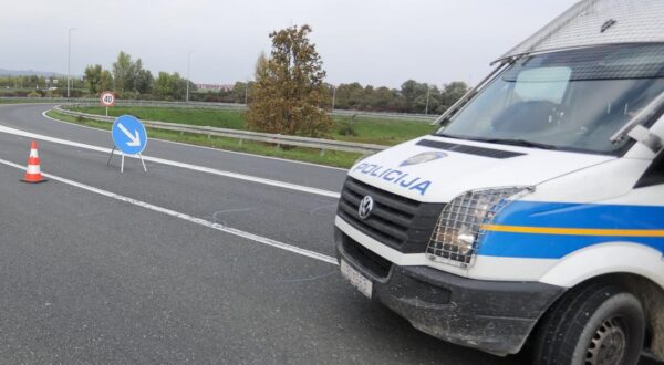 10.10.2022., Zagreb, Policijski ocevid na mjestu teska prometne nesrece u kojoj se jedan automobil zapalio na nadvoznjaku kod silaska s zagorske autoceste prema Aleji Bologna Photo: Emica Elvedji/PIXSELL