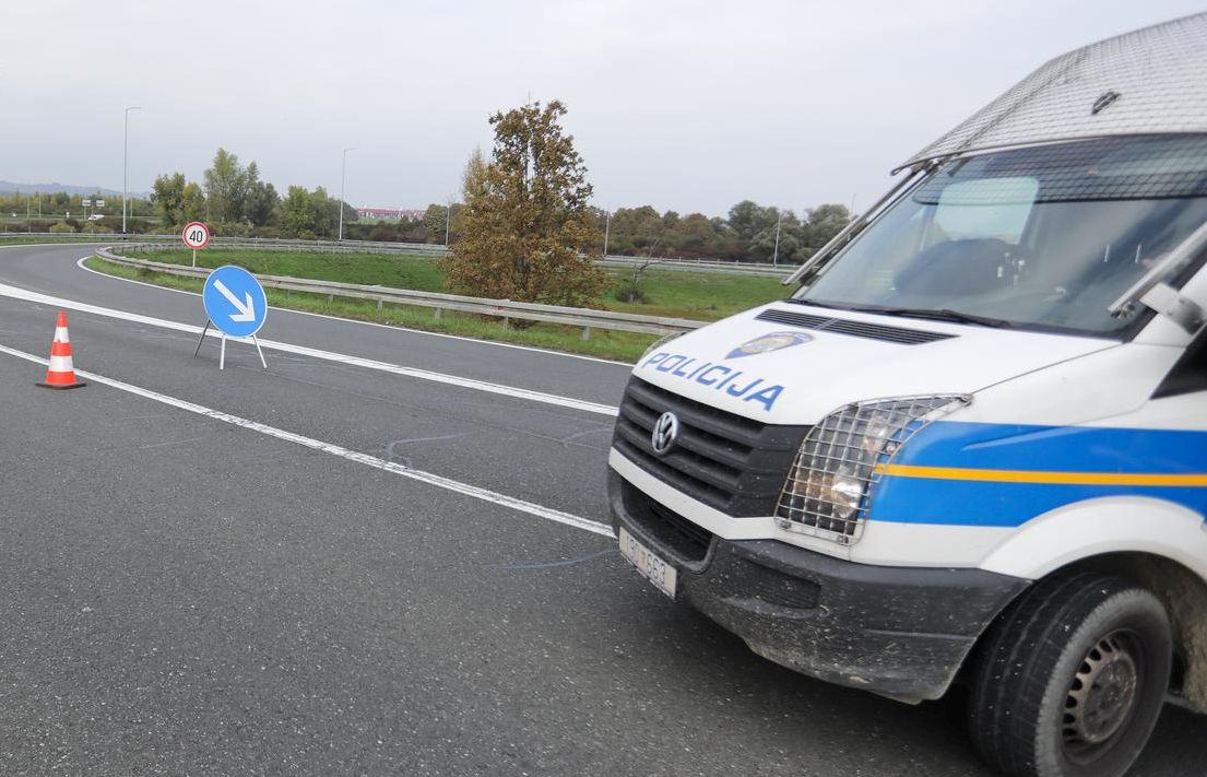 10.10.2022., Zagreb, Policijski ocevid na mjestu teska prometne nesrece u kojoj se jedan automobil zapalio na nadvoznjaku kod silaska s zagorske autoceste prema Aleji Bologna Photo: Emica Elvedji/PIXSELL