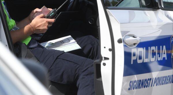 20.09.2023., Sibenik - Prometna policija PU Sibensko-kninske ukljucila se u akciju Dan bez poginulih u prometu. Akcija se provodi na nivo Europske unije (ROADPOL) a za vrijeme provodjenja iste,  na podrucju svih policijskih uprava u Republici Hrvatskoj provodit ce se pojacane preventivno-represivne aktivnosti s ciljem suzbijanja najtezih prometnih prekrsaja iz skupine brzine, alkohola, nekoristenja sigurnosnog pojasa te nepropisne upotrebe mobitela za vrijeme voznje. Photo: Hrvoje Jelavic/PIXSELL
