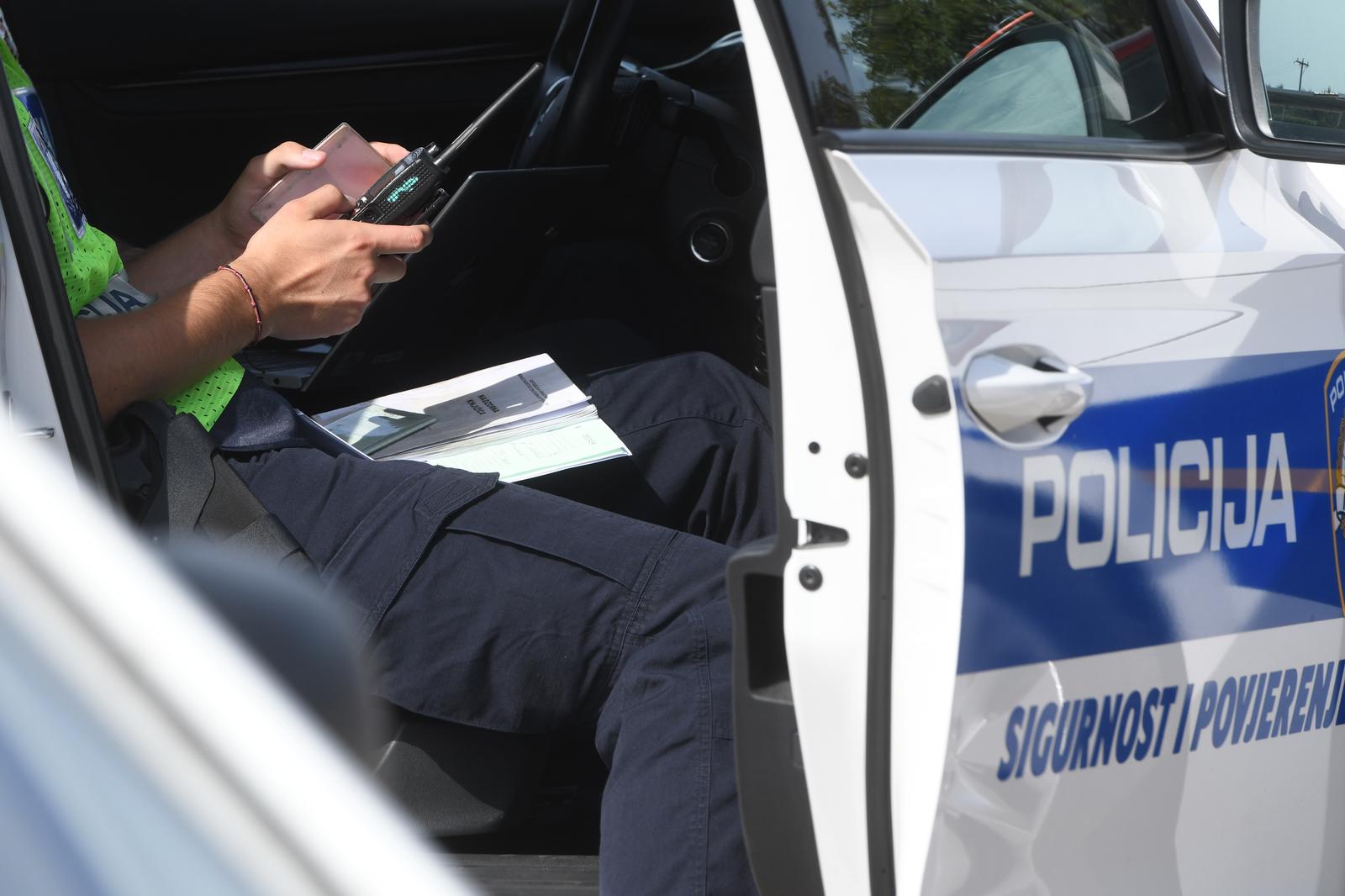 20.09.2023., Sibenik - Prometna policija PU Sibensko-kninske ukljucila se u akciju Dan bez poginulih u prometu. Akcija se provodi na nivo Europske unije (ROADPOL) a za vrijeme provodjenja iste,  na podrucju svih policijskih uprava u Republici Hrvatskoj provodit ce se pojacane preventivno-represivne aktivnosti s ciljem suzbijanja najtezih prometnih prekrsaja iz skupine brzine, alkohola, nekoristenja sigurnosnog pojasa te nepropisne upotrebe mobitela za vrijeme voznje. Photo: Hrvoje Jelavic/PIXSELL