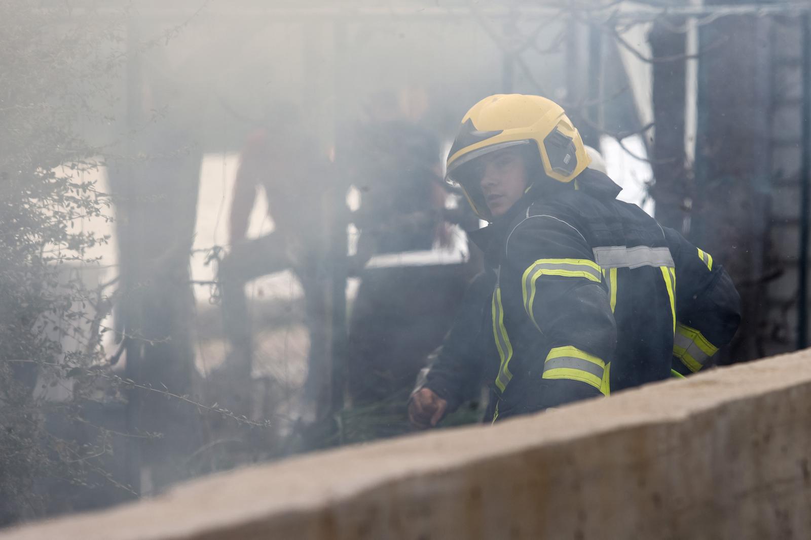 02.03.2024., Turanj - U mjestu Turanj planuo je pozar u na drvenom ugostiteljskom objektu. Brzom intervencijom vatrogasaca pozar je stavljen pod nadzor Photo: Sime Zelic/PIXSELL