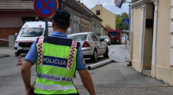 21.09.2021., Pozega - U ulici Antuna Kanizlica vozač automobila zabio se u stup javne rasvjete, stup se srušio i pao na pješakinju. Pjesakinja je zadobila teske ozlijede i prevezena je u Opcu zupanijsku bolnicu u Pozegi gdje joj je ukazana lijecnicka pomoc.rPhoto: Ivica Galovic/PIXSELL