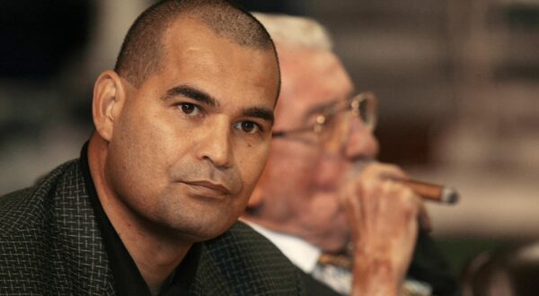 El paraguayo Jose Luis Chilavert (I) y el presidente del Club Peñarol, José Pedro Damiani, escuchan preguntas durante una conferencia de prensa el 30 de junio de 2003 en Montevideo, donde se anuncio la incorporacion del golero paraguayo recién llegado al país, a la institucion uruguaya. El internacional Chilevert, que entre otras conquistas tiene una Copa Intercontinental de Clubes en 1994 con Velez Sarsfield de Argentina, declaro que "tengo un cariño muy grande por la institución (Peñarol) y por el país". En el segundo semestre Peñarol quiere alzarse con el título del Torneo Clausura-2003 para aspirar a la disputa de una final con Nacional, e impedir que su adversario de siempre logre el tetracampeonato uruguayo de fútbol.,Image: 72206568, License: Rights-managed, Restrictions: , Model Release: no, Credit line: MIGUEL ROJO / AFP / Profimedia