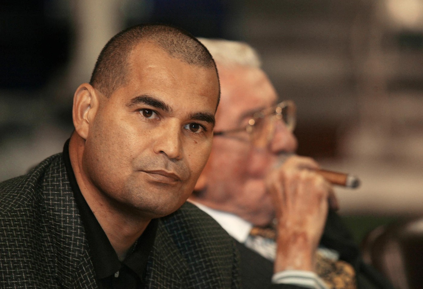 El paraguayo Jose Luis Chilavert (I) y el presidente del Club Peñarol, José Pedro Damiani, escuchan preguntas durante una conferencia de prensa el 30 de junio de 2003 en Montevideo, donde se anuncio la incorporacion del golero paraguayo recién llegado al país, a la institucion uruguaya. El internacional Chilevert, que entre otras conquistas tiene una Copa Intercontinental de Clubes en 1994 con Velez Sarsfield de Argentina, declaro que "tengo un cariño muy grande por la institución (Peñarol) y por el país". En el segundo semestre Peñarol quiere alzarse con el título del Torneo Clausura-2003 para aspirar a la disputa de una final con Nacional, e impedir que su adversario de siempre logre el tetracampeonato uruguayo de fútbol.,Image: 72206568, License: Rights-managed, Restrictions: , Model Release: no, Credit line: MIGUEL ROJO / AFP / Profimedia