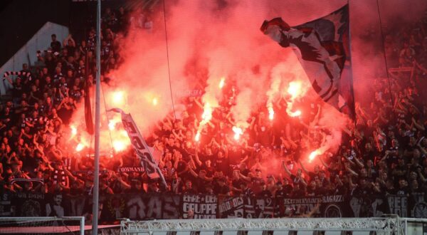 UEFA Europa Conference League Saison 2023-2024 Toumba Stadion Thessaloniki, 05.10.2023 PAOK Thessaloniki - Eintracht Frankfurt Fans von PAOK Thessaloniki machen gute Stimmung im Stadion und brennen Bengalfeuer ab PAOK Thessaloniki - Eintracht Frankfurt *** UEFA Europa Conference League Season 2023 2024 Toumba Stadium Thessaloniki, 05 10 2023 PAOK Thessaloniki Eintracht Frankfurt Fans of PAOK Thessaloniki make good mood in the stadium and burn Bengal fire PAOK Thessaloniki Eintracht Frankfurt ANE5990522,Image: 811250925, License: Rights-managed, Restrictions: PUBLICATIONxNOTxINxGRE, Credit images as "Profimedia/ IMAGO", Model Release: no, Credit line: Pavlos Makridis / Megapress / imago sportfotodienst / Profimedia