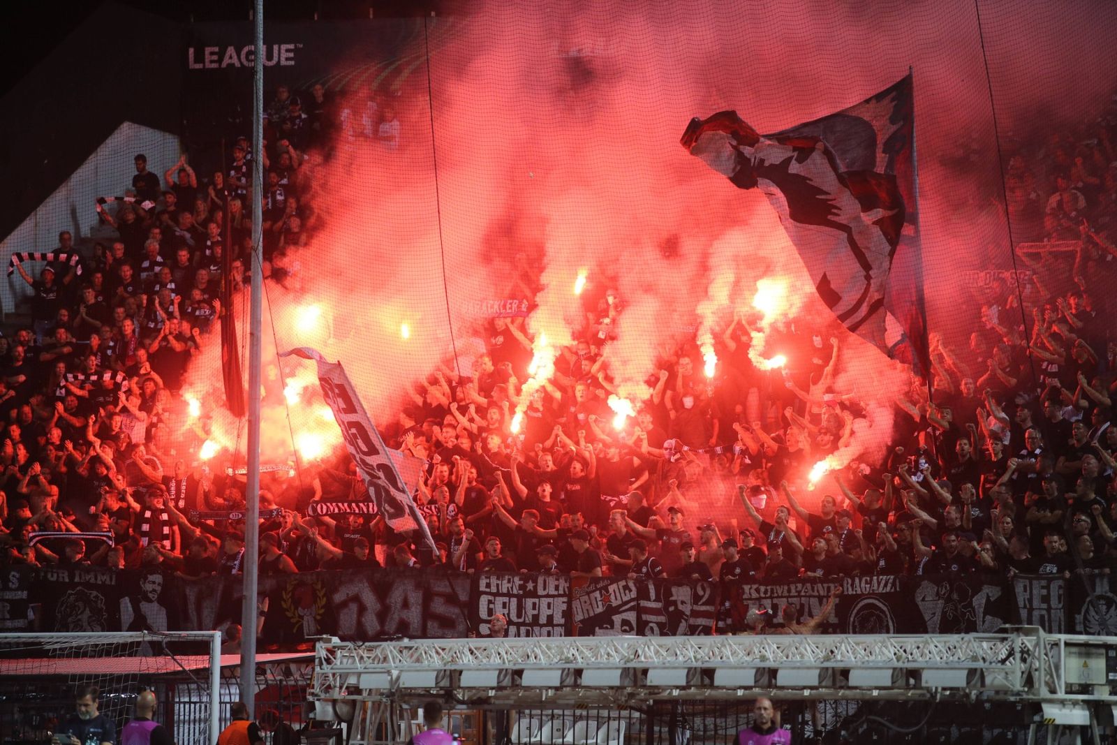 UEFA Europa Conference League Saison 2023-2024 Toumba Stadion Thessaloniki, 05.10.2023 PAOK Thessaloniki - Eintracht Frankfurt Fans von PAOK Thessaloniki machen gute Stimmung im Stadion und brennen Bengalfeuer ab PAOK Thessaloniki - Eintracht Frankfurt *** UEFA Europa Conference League Season 2023 2024 Toumba Stadium Thessaloniki, 05 10 2023 PAOK Thessaloniki Eintracht Frankfurt Fans of PAOK Thessaloniki make good mood in the stadium and burn Bengal fire PAOK Thessaloniki Eintracht Frankfurt ANE5990522,Image: 811250925, License: Rights-managed, Restrictions: PUBLICATIONxNOTxINxGRE, Credit images as "Profimedia/ IMAGO", Model Release: no, Credit line: Pavlos Makridis / Megapress / imago sportfotodienst / Profimedia