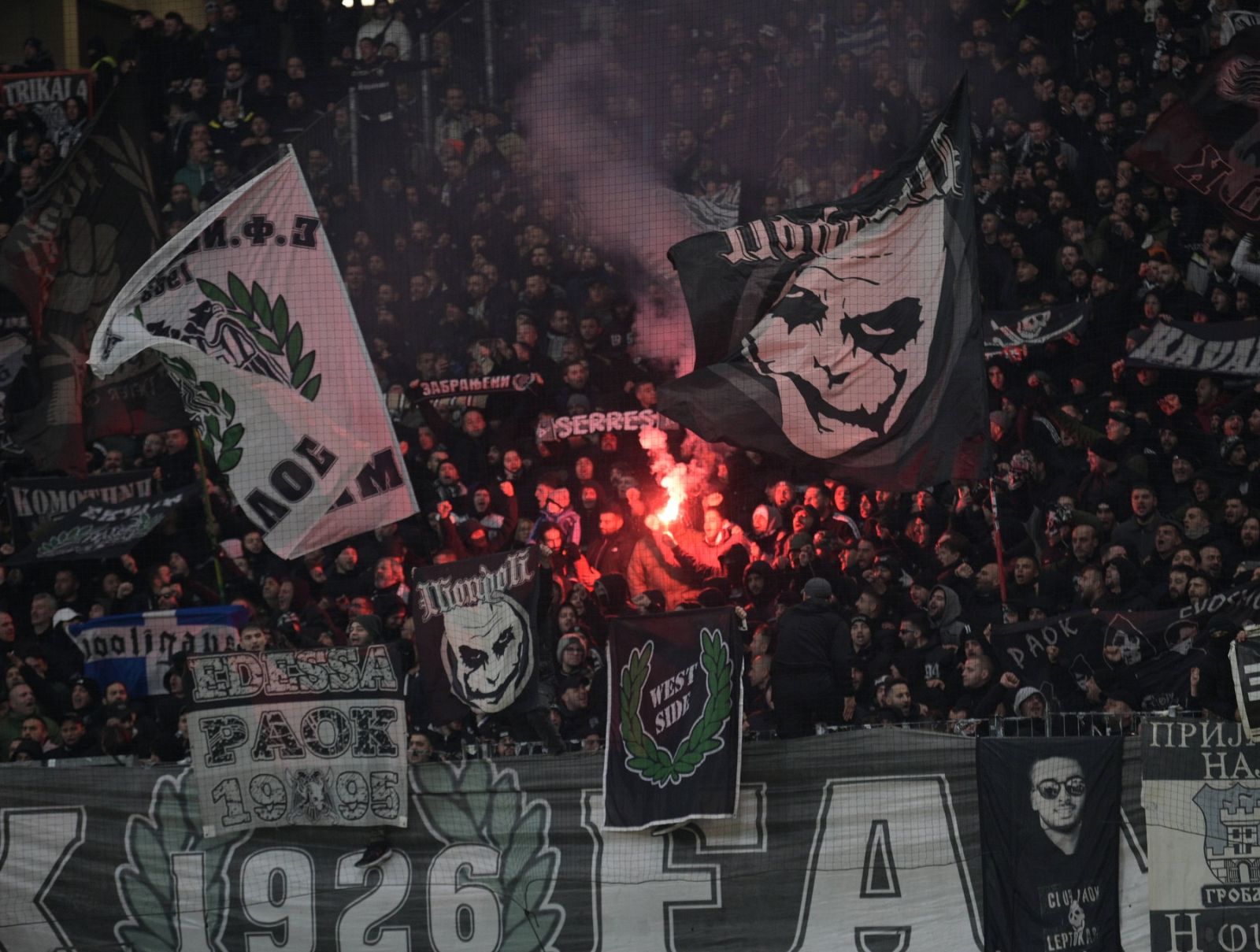 Fans von PAOK Saloniki fotografiert beim Fußball Conference League Spiel Eintracht Frankfurt gegen den PAOK Saloniki am 30.11. .2023 in Frankfurt. DFL/DFB REGULATIONS PROHIBIT ANY USE OF PHOTOGRAPHS as IMAGE SEQUENCES and/or QUASI-VIDEO *** Fans of PAOK Saloniki photographed at the soccer Conference League match Eintracht Frankfurt against PAOK Saloniki on 30 11 2023 in Frankfurt DFL DFB REGULATIONS PROHIBIT ANY USE OF PHOTOGRAPHS as IMAGE SEQUENCES and or QUASI VIDEO,Image: 835690321, License: Rights-managed, Restrictions: Credit images as "Profimedia/ IMAGO", Model Release: no, Credit line: Hans-Jürgen Schmidt / imago sportfotodienst / Profimedia