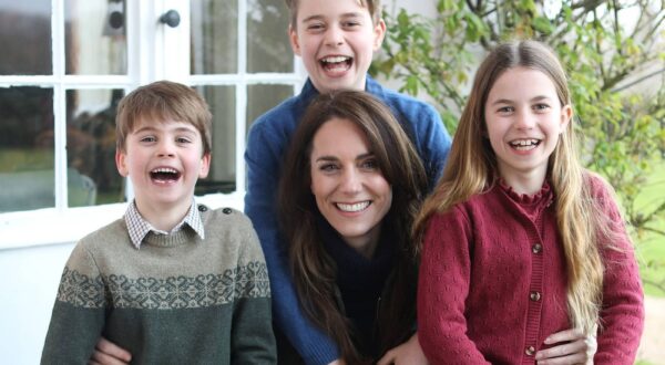 Handout photo issued by Kensington Palace of the Princess of Wales with her children, Prince Louis, Prince George and Princess Charlotte, at their home earlier this week, by the Prince of Wales. The Princess of Wales shared a message on social media thanking the public for their continued support and wishing people a Happy Mother's Day, in Windsor, Berkshire, UK, on the 10th March 2024.

EDITORIAL USE ONLY. NO SALES. 

Copyright in the photograph vests in The Prince and Princess of Wales.
Publications are asked to credit The Prince of Wales.  The photograph is being made available by way of license on condition that the photograph shall be solely for news editorial use only, no charge should be made for the supply, release, or publication of the photograph; there shall be no commercial use whatsoever of the photograph - including any use in merchandising, advertising or any other non-editorial use. The image must not be digitally enhanced, cropped, manipulated or modified in any manner or form.  The photograph shall not be used after 31st December 2024, without
prior permission from Kensington Palace.
 Any questions relating to the use of the photograph should be first referred to
Kensington Palace and before publication.

NOTE TO EDITORS: This handout photo may only be used in for editorial reporting purposes for the contemporaneous illustration of events, things or the people in the image or facts mentioned in the caption. Reuse of the picture may require further permission from the copyright holder. //GEORGEROGERS_WHUK100324_Kate_Mothers_Day_01/Credit:GEORGE ROGERS/SIPA/2403101809,Image: 855575148, License: Rights-managed, Restrictions: ***
HANDOUT image or SOCIAL MEDIA IMAGE or FILMSTILL for EDITORIAL USE ONLY! * Please note: Fees charged by Profimedia are for the Profimedia's services only, and do not, nor are they intended to, convey to the user any ownership of Copyright or License in the material. Profimedia does not claim any ownership including but not limited to Copyright or License in the attached material. By publishing this material you (the user) expressly agree to indemnify and to hold Profimedia and its directors, shareholders and employees harmless from any loss, claims, damages, demands, expenses (including legal fees), or any causes of action or allegation against Profimedia arising out of or connected in any way with publication of the material. Profimedia does not claim any copyright or license in the attached materials. Any downloading fees charged by Profimedia are for Profimedia's services only. * Handling Fee Only 
***, Model Release: no, Credit line: GEORGE ROGERS / Sipa Press / Profimedia