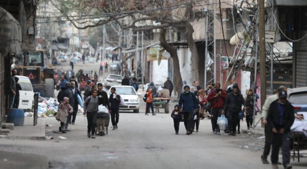 GAZA CITY, GAZA - MARCH 18: Palestinian residents leave the area with a few items after the Israeli army forces besiege the Al-Shifa hospital with tanks and heavy gunfire in Gaza City, Gaza on March 18, 2024. Dawoud Abo Alkas / Anadolu,Image: 857713539, License: Rights-managed, Restrictions: , Model Release: no, Credit line: AA/ABACA / Abaca Press / Profimedia