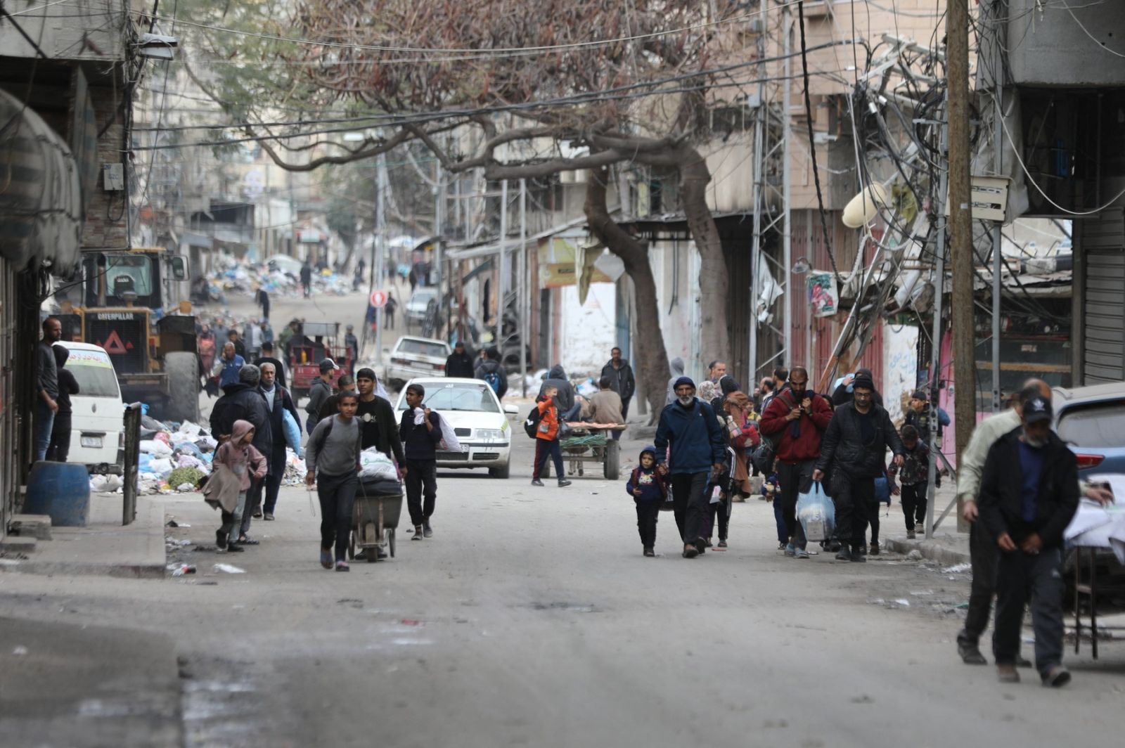 GAZA CITY, GAZA - MARCH 18: Palestinian residents leave the area with a few items after the Israeli army forces besiege the Al-Shifa hospital with tanks and heavy gunfire in Gaza City, Gaza on March 18, 2024. Dawoud Abo Alkas / Anadolu,Image: 857713539, License: Rights-managed, Restrictions: , Model Release: no, Credit line: AA/ABACA / Abaca Press / Profimedia
