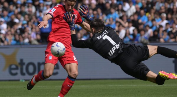 Mario Pasalic of Atalanta BC competes for the ball with Alex Meret of SSC Napoli during Serie A Match between SSC Napoli vs Atalanta BC at Diego Armando Maradona Stadium Copyright: xAgostinoxGemito/IPAxSportx/xipa-x/xx IPA_44734609 IPA_Agency_IPA44734609,Image: 861160221, License: Rights-managed, Restrictions: PUBLICATIONxNOTxINxITA, Credit images as "Profimedia/ IMAGO", Model Release: no, Credit line: Agostino Gemito/IPA Sport / ipa- / imago sportfotodienst / Profimedia