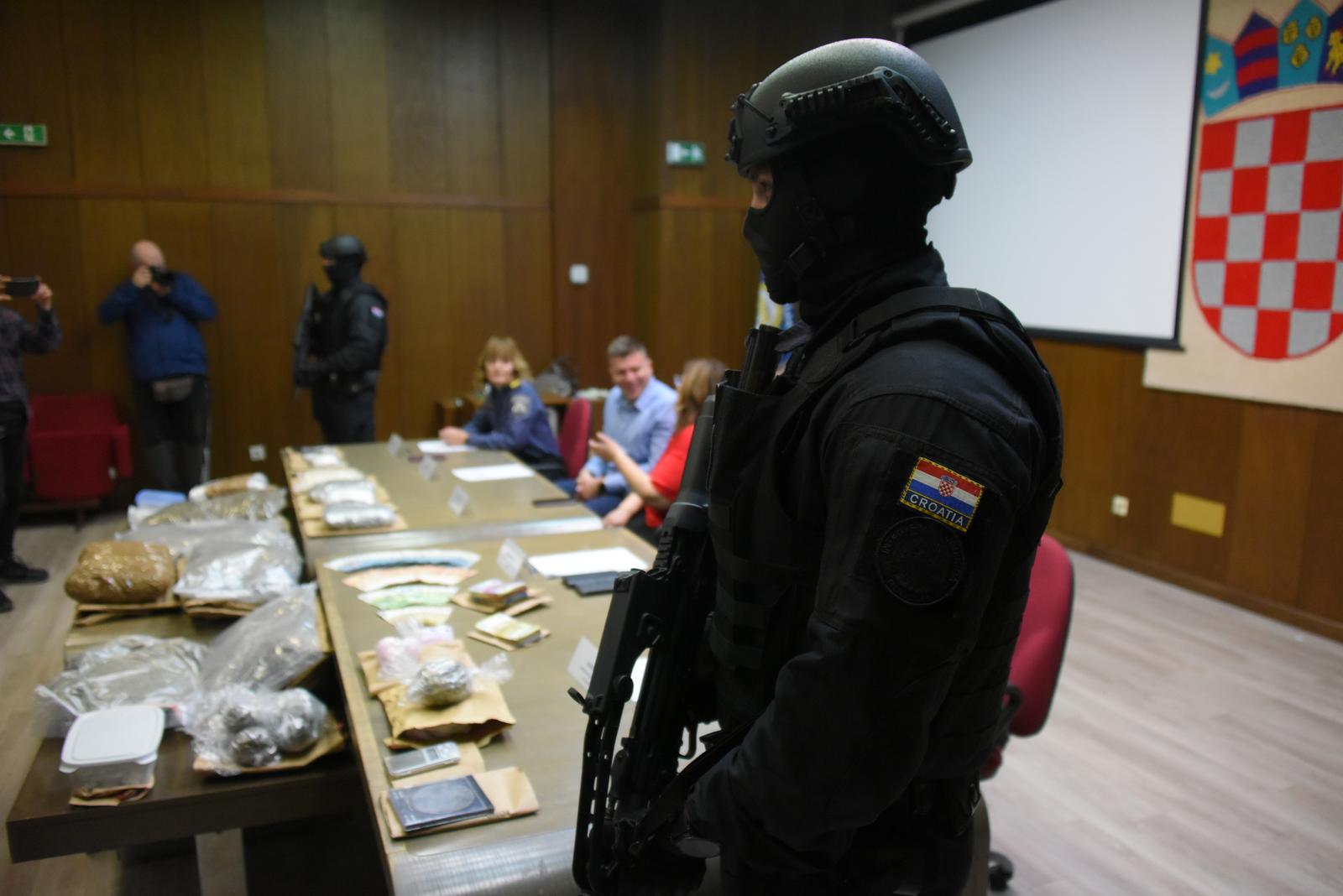 22.03.2024., Pula: Policijski sluzbenici Sektora kriminalisticke policije PU Istarske, a u suradnji sa Sluzbom kriminaliteta droge PU Zagrebacke, te u koordinaciji s Uredom za suzbijanje korupcije i organiziranog kriminaliteta, prezentirali su svoj najnoviji "ulov". Uhiceno je 10 osoba, a zapljenjeno 12.220g kokaina, 11.610g marihuane, 7.772g amfetamina, 479.5g heroina, te 422g MDMA. Photo: Sasa Miljevic / PIXSELL/PIXSELL