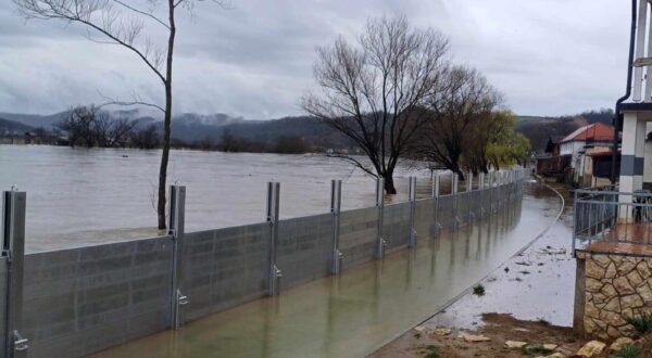 Hrvatska Kostajnica, 12.03.2024. - Vodostaji rijeke Une u porastu su u posljednja 24 sata, u Hrvatskoj Kostajnici porasli su za gotovo 2,5 metara, na snazi su izvanredne mjere obrane od poplava te će se koristiti i protupoplavni montažno demontažni sustav, priopćeno je u utorak iz Hrvatskih voda. foto HINA/ Nikola BLAŽEKOVIĆ/ ml