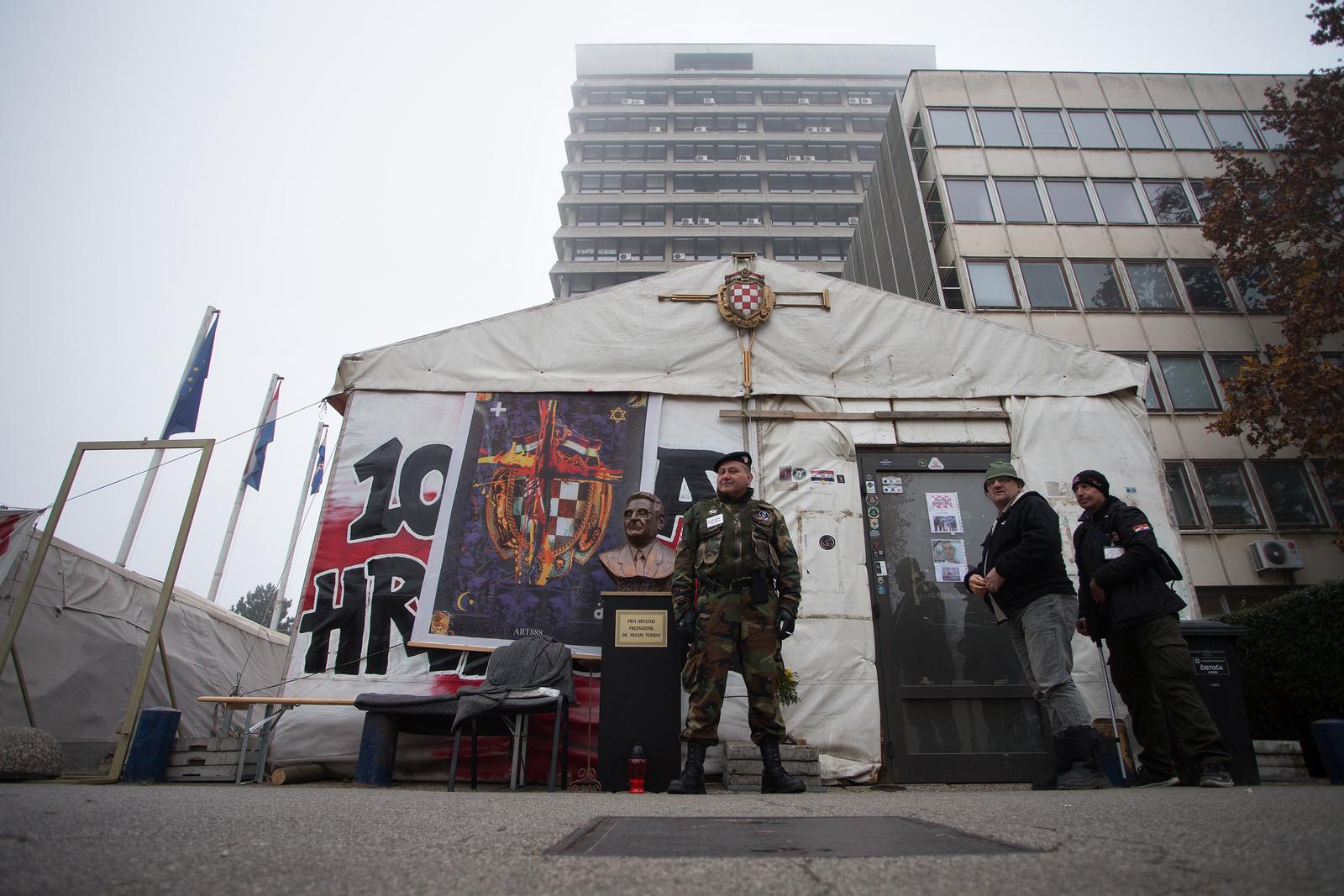 05.12.2015., Zagreb -  Braniteljski sator vec 412. dan stoji ispred Ministarstva branitelja Republike Hrvatske u Savskoj 66. "nPhoto: Davor Puklavec/PIXSELL