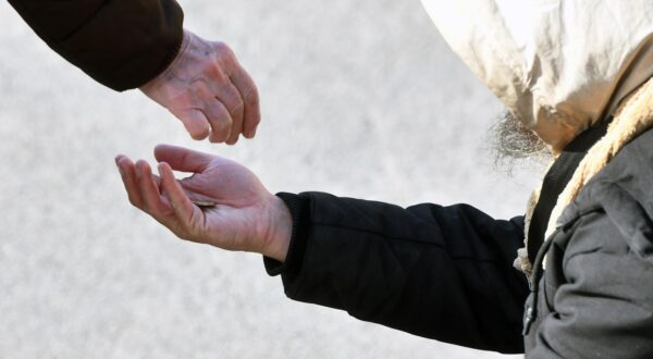 08.02.2024., Sibenik - Prosjak na sibenskoj trznici. Photo: Hrvoje Jelavic/PIXSELL