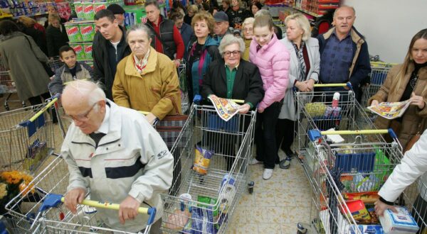 23.11.2006. Zagreb - Njemacki maloprodajni lanac Lidl otvorio je 13 prodajnih mjesta diljem Hrvatske. Zagrepcanima su na Sveticama u pakiranju proizvoda pomagali nogometni reprezentativci Luka Modric, Vedran Corluka i Eduardo da Silva.rPhoto: Sanjin Strukic/PIXSELL