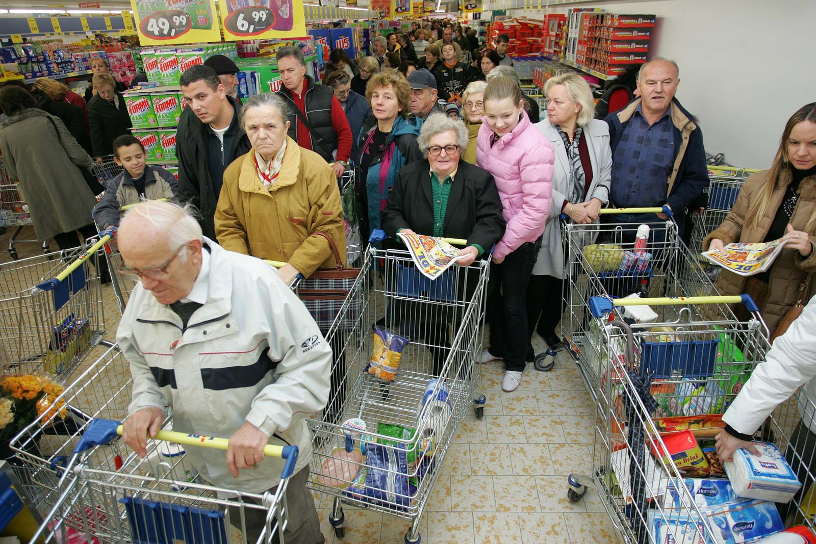 23.11.2006. Zagreb - Njemacki maloprodajni lanac Lidl otvorio je 13 prodajnih mjesta diljem Hrvatske. Zagrepcanima su na Sveticama u pakiranju proizvoda pomagali nogometni reprezentativci Luka Modric, Vedran Corluka i Eduardo da Silva.rPhoto: Sanjin Strukic/PIXSELL