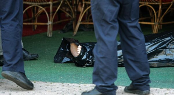 11.08.2011., Metalceva, Zagreb - U jednom kaficu u neposrednoj blizini Doma sportova pokraj mrtvog covjeka prekrivenog crnom vrecom sjedi dvoje ljudi u soku te dvoje policajaca koji ih ispituju.rPhoto: Sanjin Strukic/PIXSELL