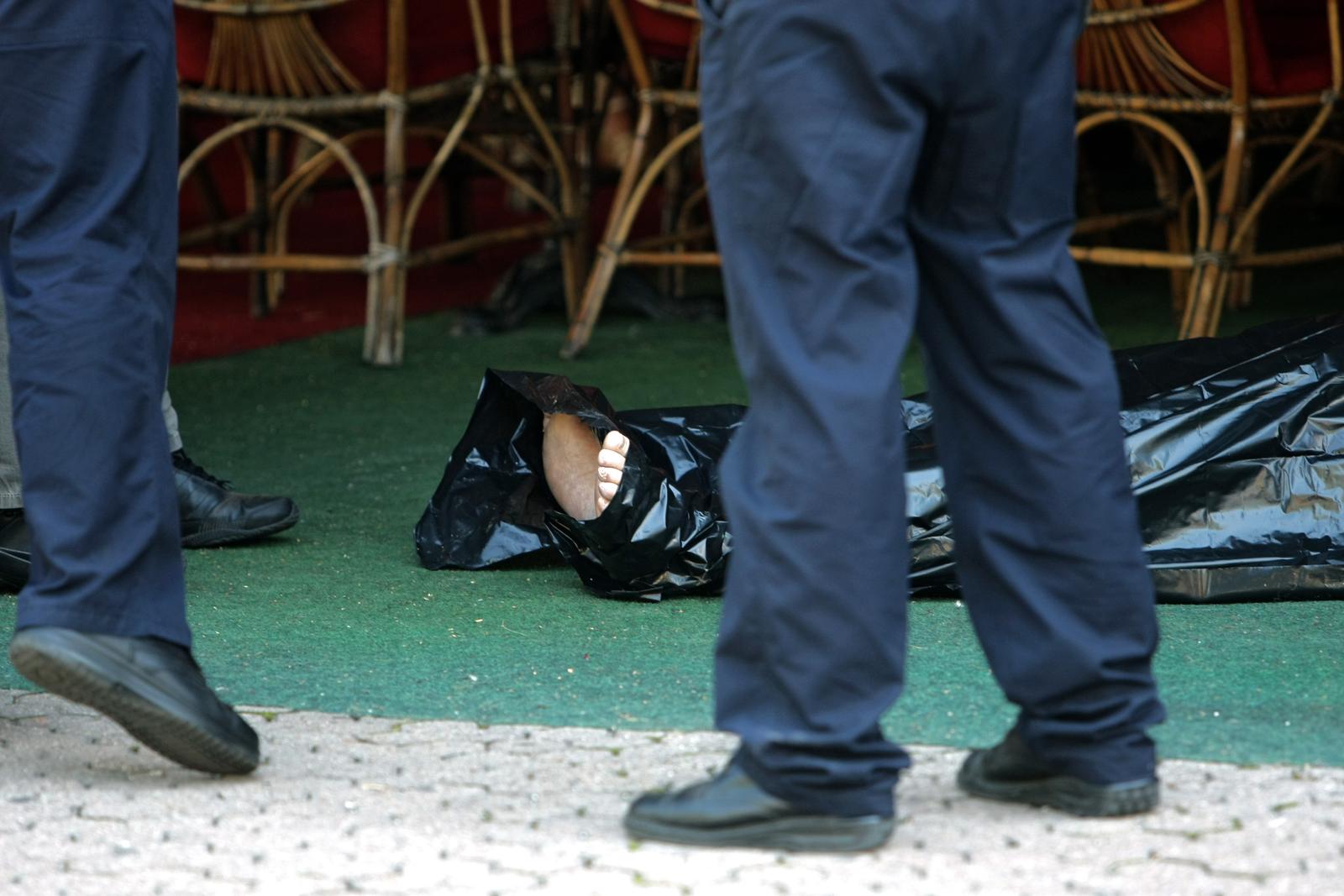 11.08.2011., Metalceva, Zagreb - U jednom kaficu u neposrednoj blizini Doma sportova pokraj mrtvog covjeka prekrivenog crnom vrecom sjedi dvoje ljudi u soku te dvoje policajaca koji ih ispituju.rPhoto: Sanjin Strukic/PIXSELL
