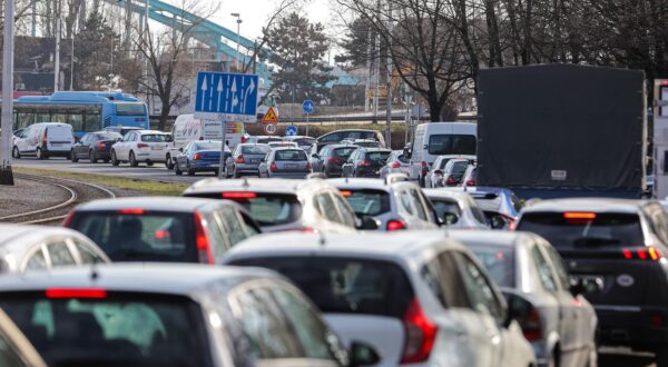 08.02.2024., Zagreb - Guzve na svim prilaznim cestama prema Jandranskom mostu na kojem traju radovi na novoj regulaciji prometa nakon koje bi most isao u sanaciju. Photo: Luka Stanzl/PIXSELL