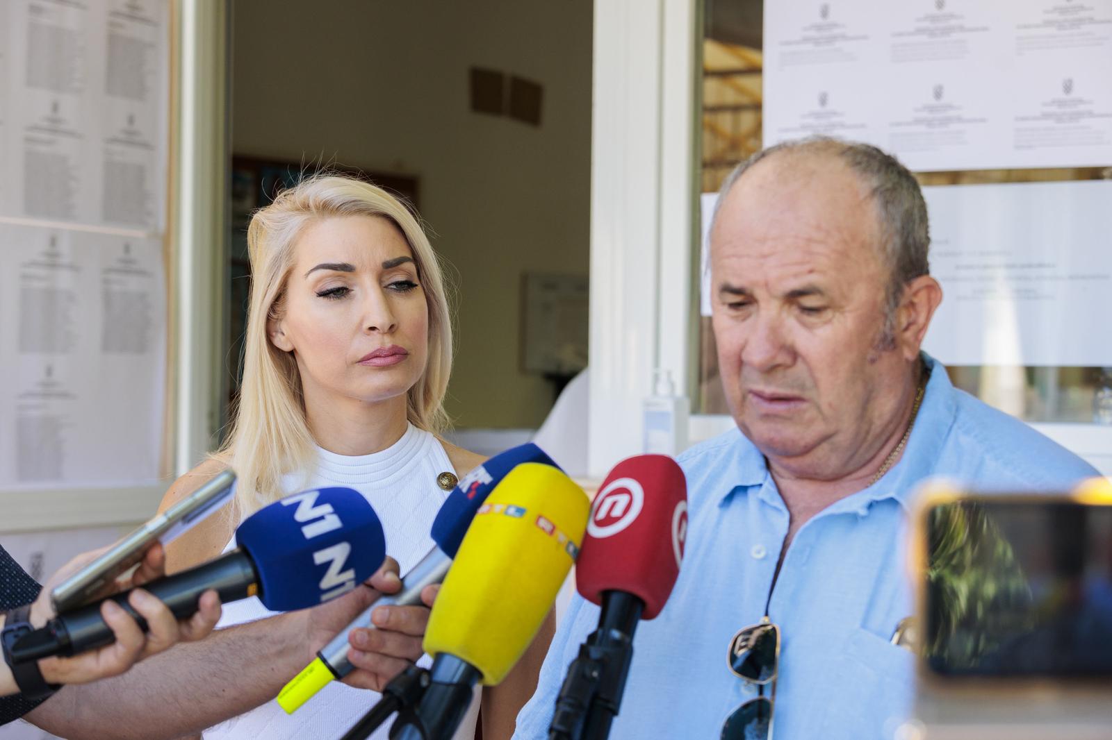 26.06.2022., Split - Kandidat za gradonacelnika HGS-a Zeljko Kerum i supruga Fani Horvat glasovali su na prijevremenim lokalnim izborima u Splitu na birackom mjestu na Mejama. Photo: Miroslav Lelas/PIXSELL