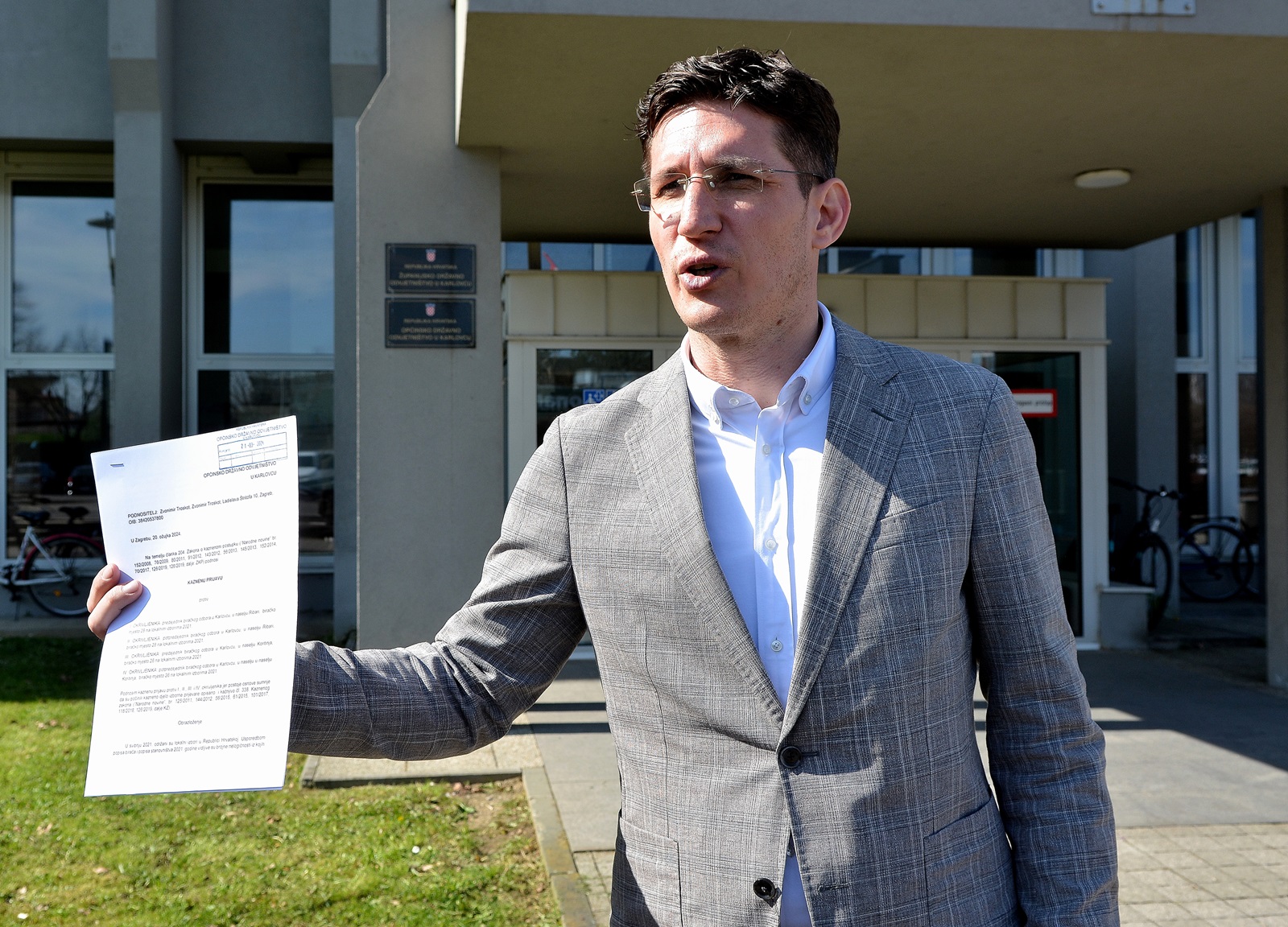 Karlovac, 21.03.2024. - Zvonimir Troskot (MOST) predao je danas kaznenu prijavu Općinskom državnom odvjetništvu u Karlovcu protiv predsjednika i potpredsjednika biračkih odbora u naseljima Ribarima i Koritinji tijekom lokalnih izbora 2021. godine zbog "osnovane sumnje da su počinili kazneno djelo izborne prijevare..." Sumnju u namještanje izbora pobudile su očite razlika popisa stanovništva iz 2021. godine i popisa birača. Na slici Zvonimir Troskot. foto HINA/ Mladen VOLARIĆ/ tm