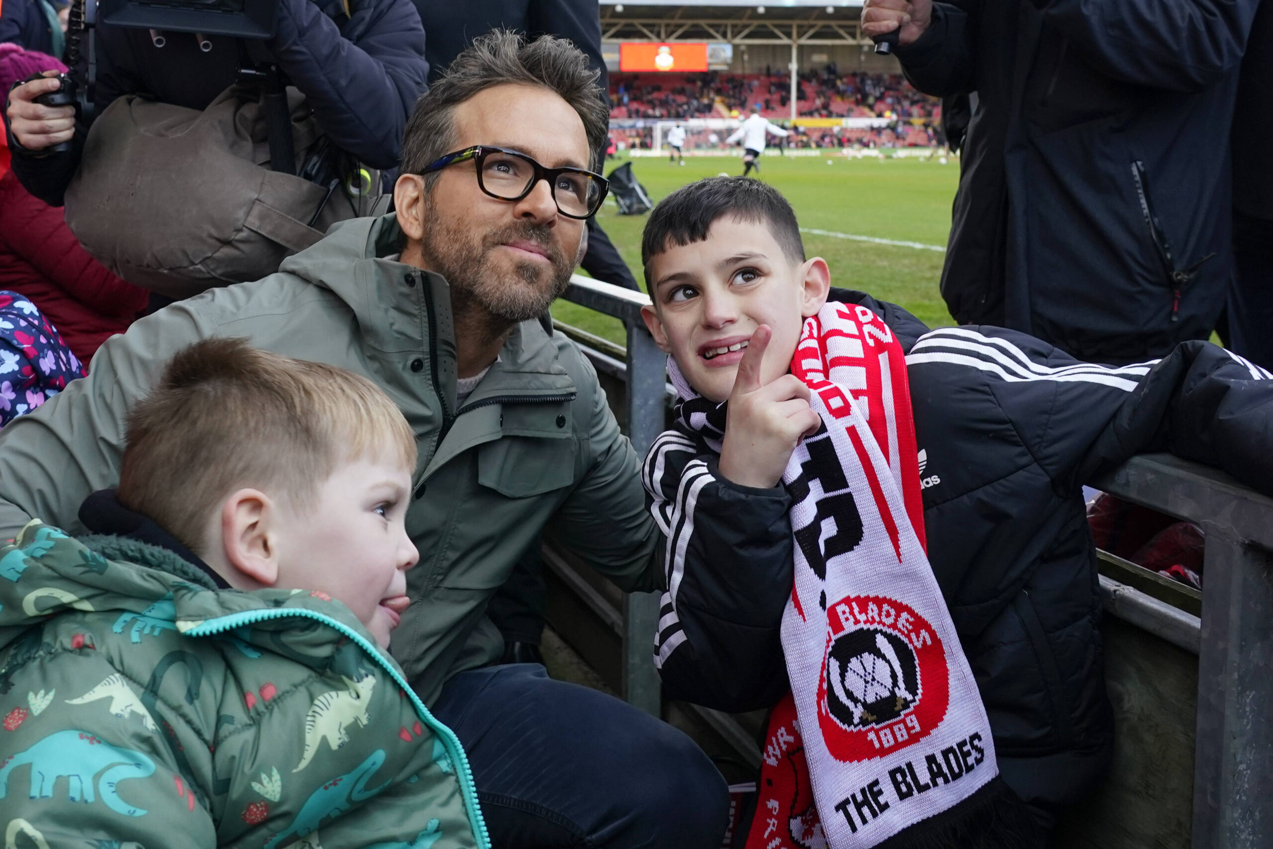 Emirates FA Cup fourth round Wrexham v Sheffield United Ryan Reynolds co-owner of Wrexham poses for a photo with young fans before the Emirates FA Cup fourth round match Wrexham vs Sheffield United at The Racecourse Ground, Wrexham, United Kingdom, 29th January 2023 Photo by Steve Flynn/News Images Wrexham The Racecourse Ground Clwyd United Kingdom Copyright: xStevexFlynn/NewsxImagesx