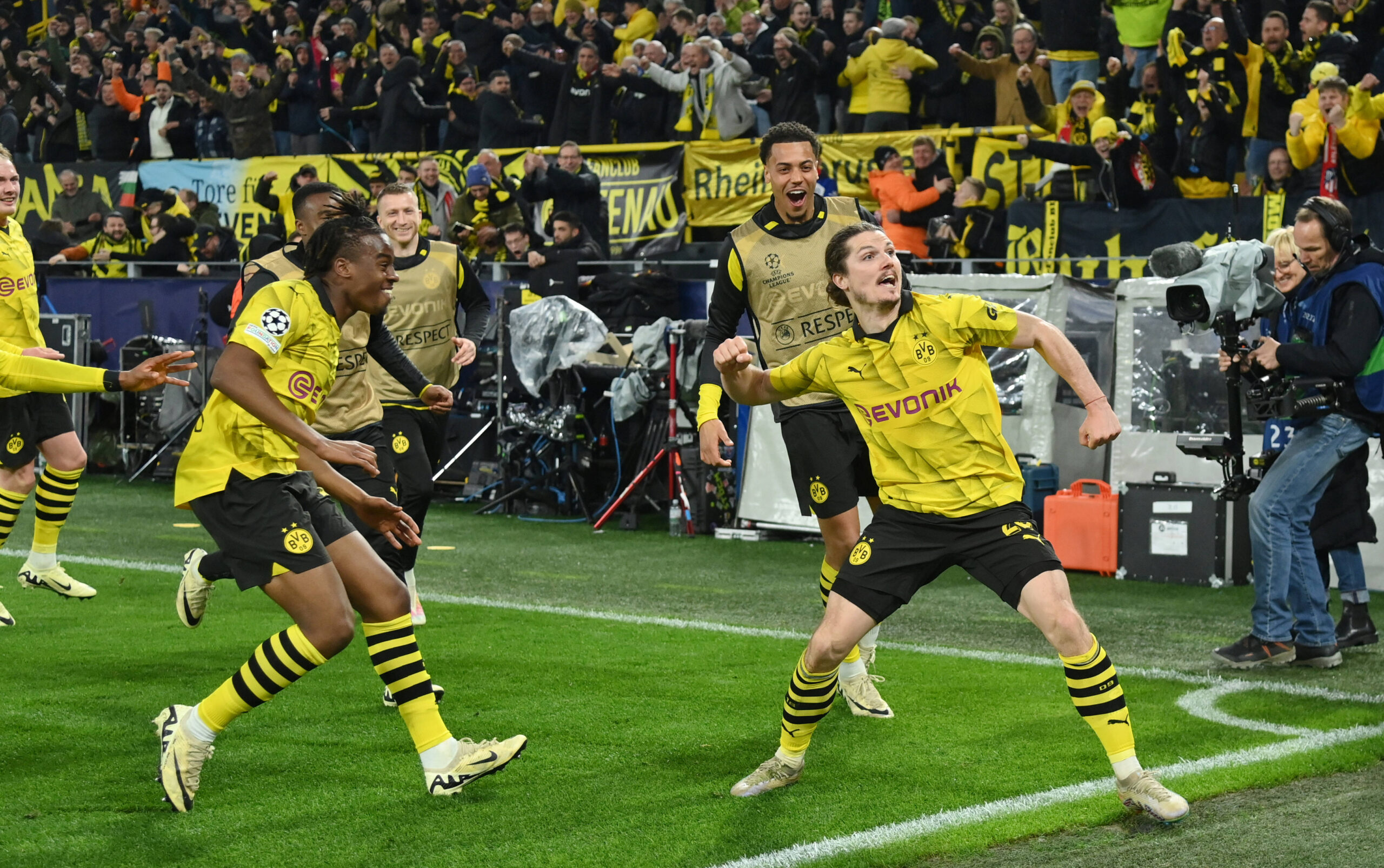 Jubel 4:2 Marcel Sabitzer Borussia Dortmund, re. 16.04.2024, Fussball Champions League, Saison 2023/2024, Viertelfinale Rückspiel, Borussia Dortmund - Atletico Madrid Dortmund Signal Iduna Park Nordrhein Westfalen Deutschland *** Jubel 4 2 Marcel Sabitzer Borussia Dortmund , re 16 04 2024, Football Champions League, Season 2023 2024, Quarter-final second leg, Borussia Dortmund Atletico Madrid Dortmund Signal Iduna Park Nordrhein Westfalen Germany Team2