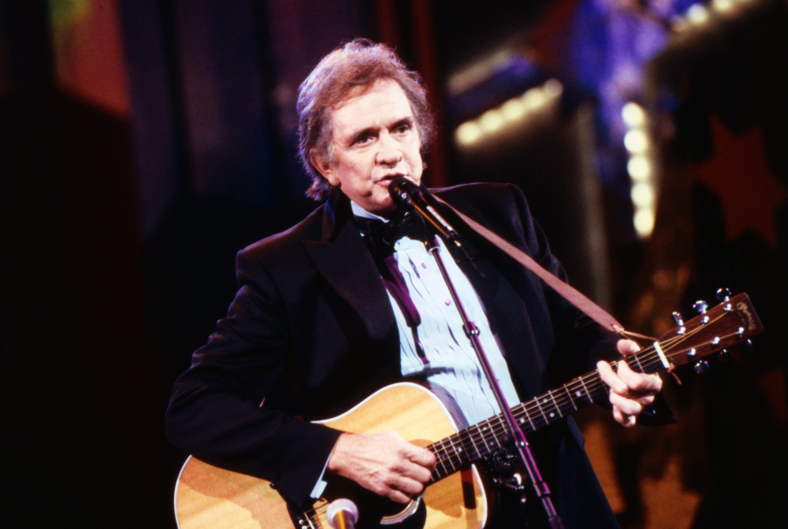 Johnny Cash Johnny Cash, amerikanischer Countrysänger und Songschreiber, bei einem Auftritt in Deutschland 1992. American country singer and songwriter Johnny Cash performing in German TV, Germany 1992., Deutschland Copyright: kpa UnitedArchives55004307 EDITORIAL USE ONLY