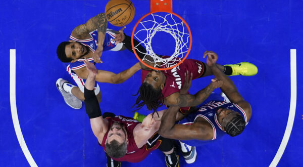 Miami Heat's Delon Wright, center right, reaches for the ball against Philadelphia 76ers' Cameron Payne, left, during the second half of an NBA basketball play-in tournament game, Wednesday, April 17, 2024, in Philadelphia. The 76ers won 105-104.(AP Photo/Chris Szagola)