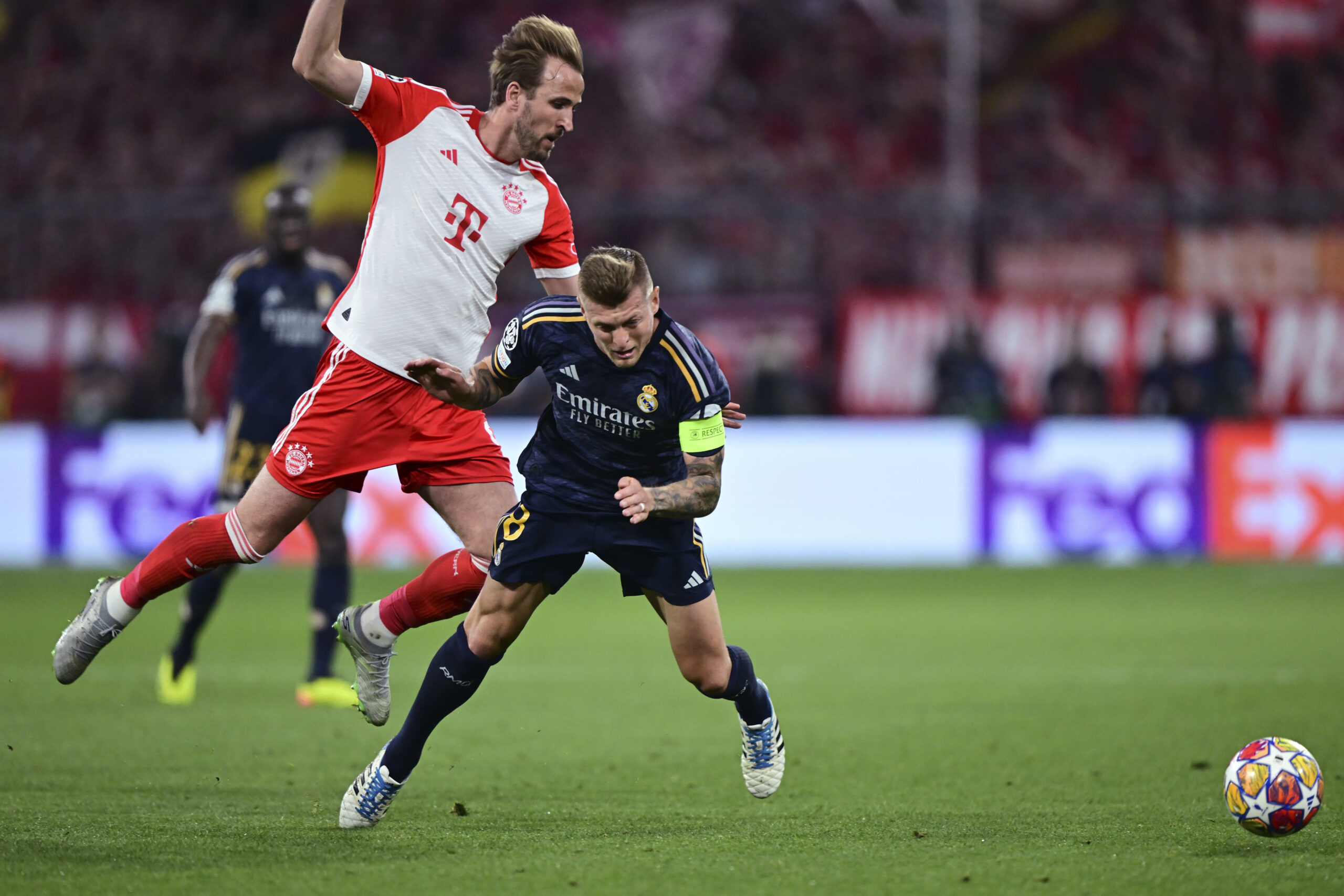 Bayern's Harry Kane, left, challenges for the ball with Real Madrid's Toni Kroos during the Champions League semifinal first leg soccer match between Bayern Munich and Real Madrid at the Allianz Arena in Munich, Germany, Tuesday, April 30, 2024. (AP Photo/Christian Bruna)