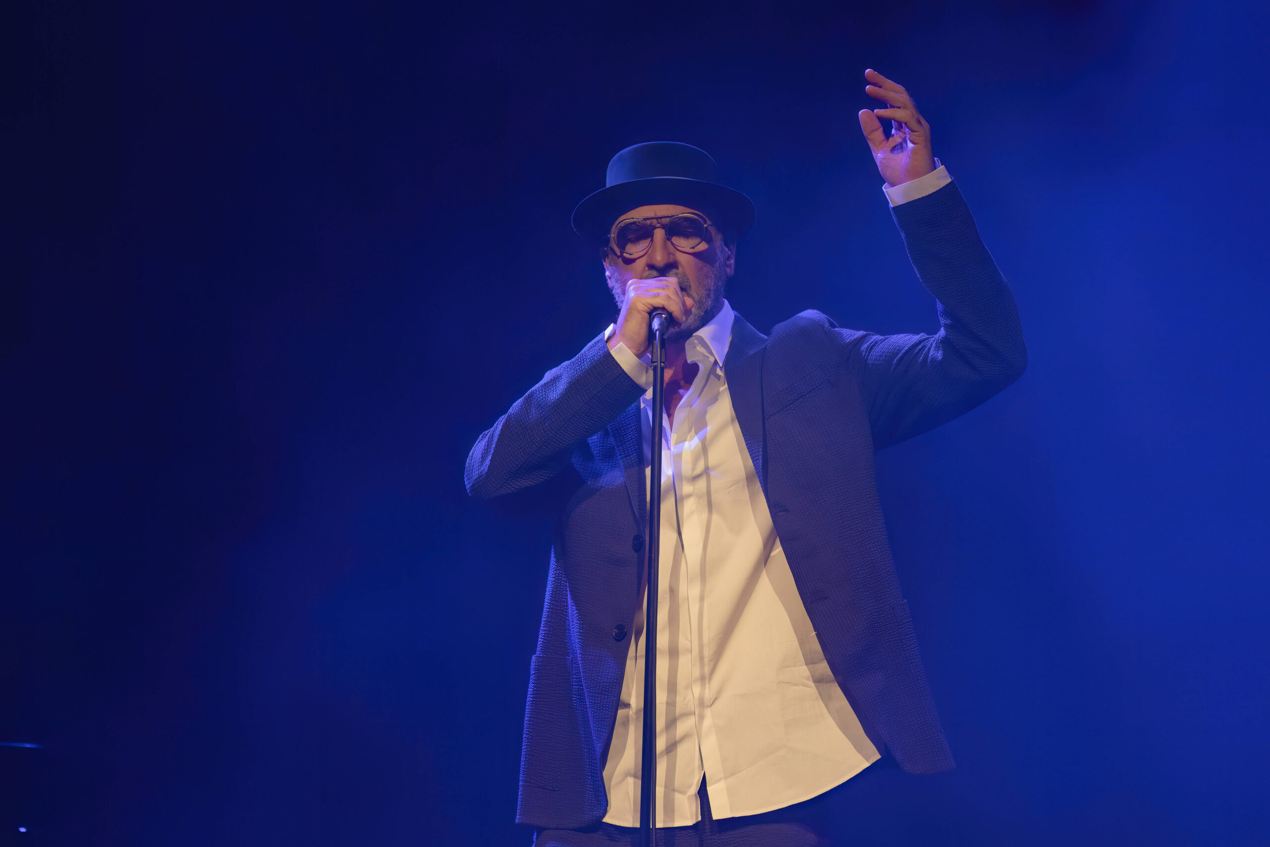 Eric Cantona live in Bergen, Norway Bergen, Norway. 05th, April 2024. The French singer and former footballer Eric Cantona performs the live concert Cantona Sings Eric at Forum Scene in Bergen. Bergen Norway PUBLICATIONxNOTxINxDENxNORxFINxBEL Copyright: xGonzalesxPhoto/JarlexH.xMoex