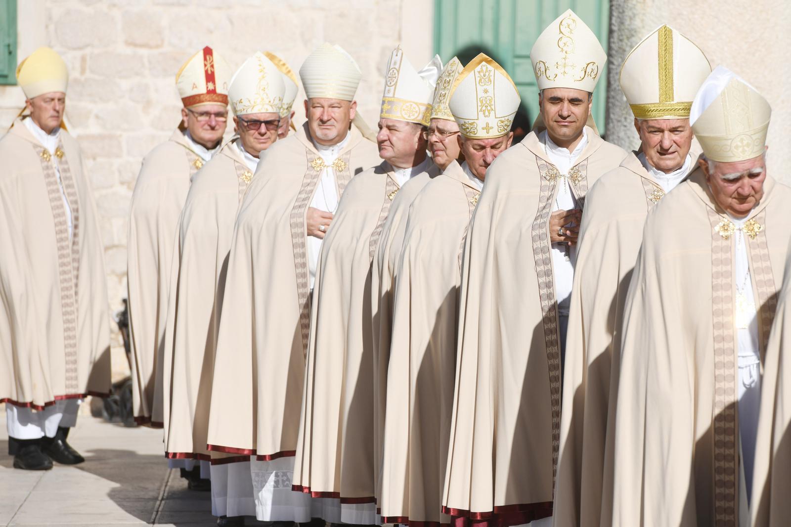 29.09.2023., Sibenik - Velika procesija gradskim ulicama i sveta misa na otvorenom povodom blagdana Sv.Mihovila zastitnika grada Sibenika. Photo: hrvoje jelavic/PIXSELL