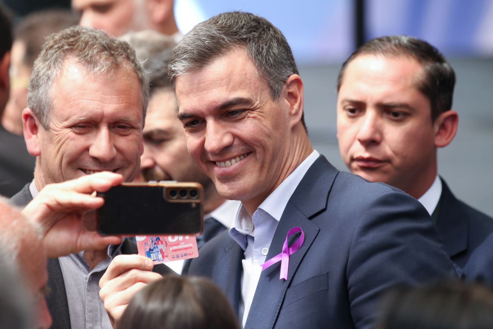 epa11207815 Spanish Prime Minister Pedro Sanchez (C) poses for a selfie during an event commemorating International Women's Day in La Pintana, on the outskirts of Santiago, Chile, 08 March 2024. Sanchez arrived on 08 March in Santiago de Chile for an official visit to the country. International Women's Day (IWD) is observed annually on 08 March worldwide to highlight women's rights, as well as issues such as violence and abuse against women.  EPA/Sebastian Moscoso
