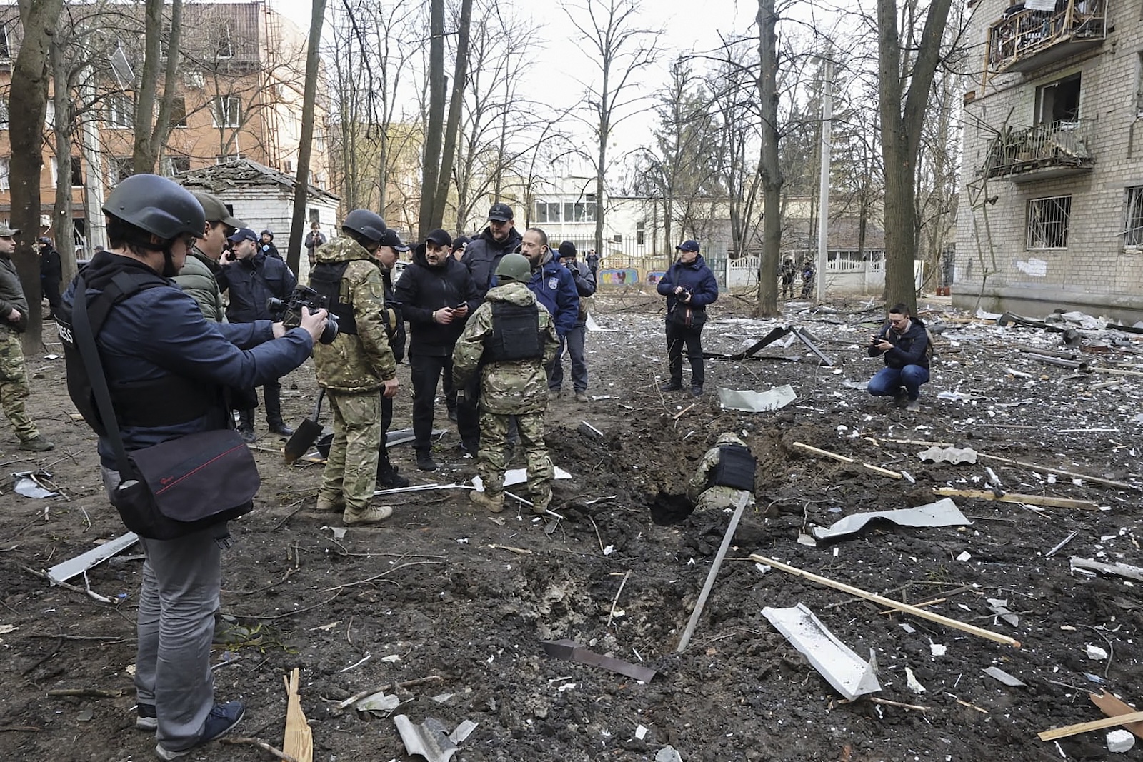 epa11247043 Police secure the site of shelling near residential buildings in Kharkiv, Ukraine, 27 March 2024, amid the Russian invasion. At least one man was killed and 16 others injured, including four children, after  Russian shelling on the Kharkiv district by an unidentified weapon, presumed to be the new UMPB D-30SN glide bomb, according to the head of the Kharkiv military administration, Oleg Synegubov. Russian troops entered Ukrainian territory on 24 February 2022, starting a conflict that has provoked destruction and a humanitarian crisis.  EPA/SERGEY KOZLOV