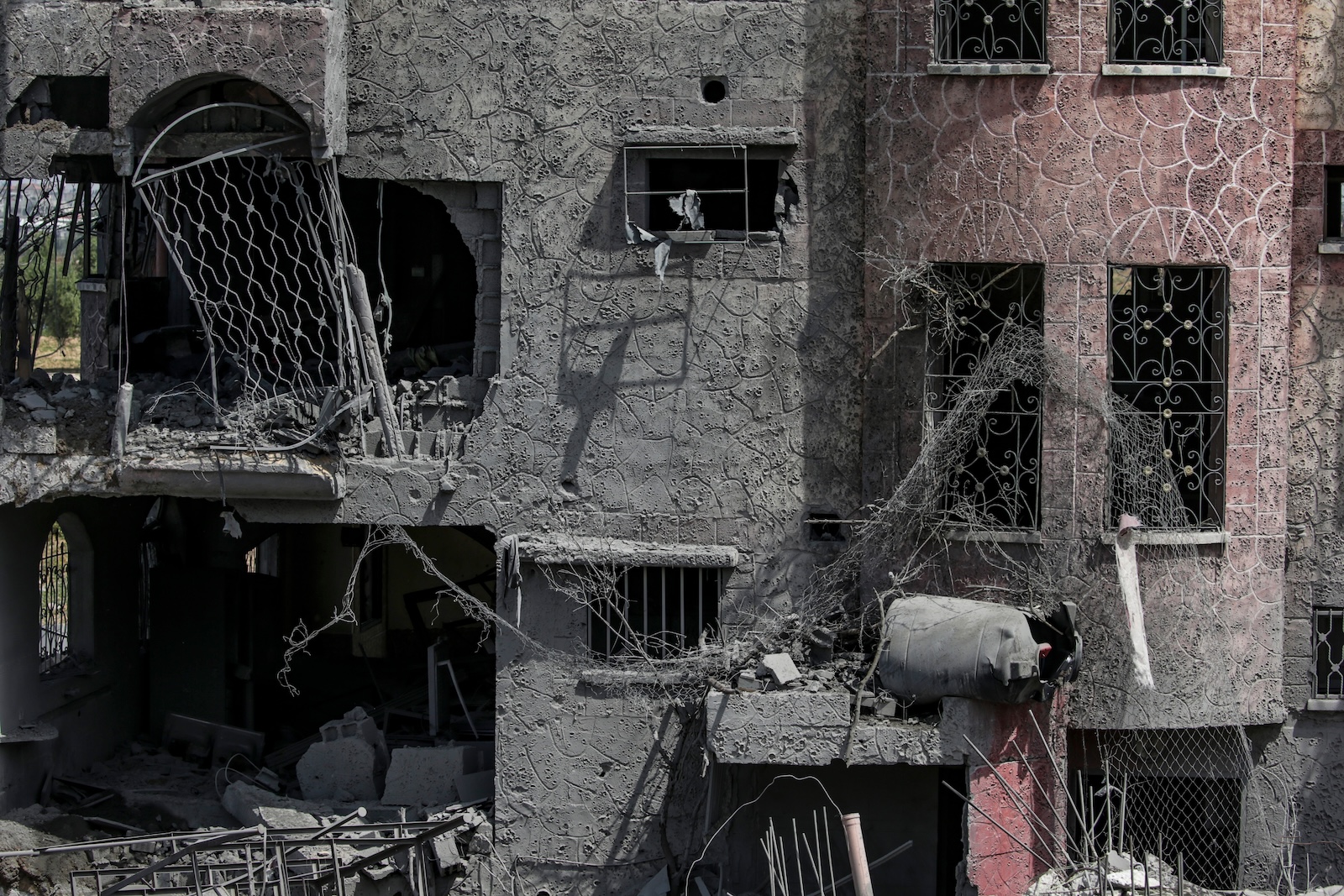 epa11252955 A view of a destroyed house following an Israeli air strike, in Al Maghazi refugee camp, southern Gaza Strip, 31 March 2024. According to the Palestinian Civil Defense, a large-scale operation targeting a residential house in the Al Maghazi refugee camp killed more than 10 Palestinians, most of them displaced persons, and more than 15 others were wounded. More than 32,700 Palestinians and over 1,450 Israelis have been killed, according to the Palestinian Health Ministry and the Israel Defense Forces (IDF), since Hamas militants launched an attack against Israel from the Gaza Strip on 07 October 2023, and the Israeli operations in Gaza and the West Bank which followed it.  EPA/MOHAMMED SABER