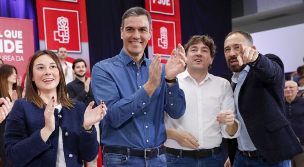 epa11262029 Spanish Prime Minister and Socialist leader Pedro Sanchez (3R) supports Basque Socialist candidate for Basque regional President, Eneko Andueza (2R), and party's provincial candidate Aroa Jilete (2L) during a Basque Socialist Party's regional election campaign event in Vitoria, Basque Country, northern Spain, 06 April 2024. Basque regional election will be held on 21 April.  EPA/MIGUEL TONA