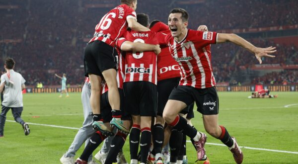 epa11263343 Athletic players celebrate the victory at the end of the Copa del Rey final soccer between Athletic Club and RCD Real Mallorca, in Sevilla, Spain, 06 April 2024.  EPA/Julio Munoz