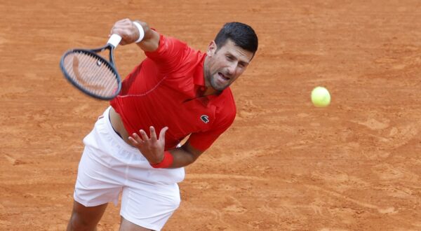 epa11267594 Novak Djokovic of Serbia in action during his match against Roman Safiullin of Russia at the ATP Monte Carlo Masters tennis tournament in Roquebrune Cap Martin, France, 09 April 2024.  EPA/SEBASTIEN NOGIER