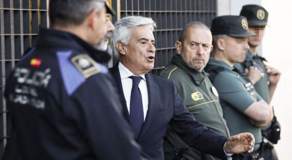 epa11274296 Former vice-president of the Spanish Royal Soccer Federation (RFEF) and current aspirant for Presidency Pedro Rocha (C) arrives to court to testify in the Brody Case in which former president of the RFEF Luis Rubiales is being investigated for alleged corruption during his work at the Federation in Majadahonda, Madrid, Spain, 11 April 2024.  EPA/Rodrigo Jimenez