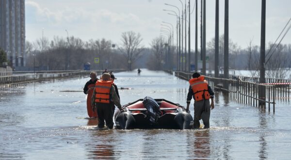 epa11276117 Russian Emergency Ministry rescuers evacuate local residents from the flooded residential area in Orenburg, Orenburg region, Russia, 13 April 2024. More than 12.7 thousand residential buildings and 22 thousand personal plots remain flooded in 39 constituent entities of the Russian Federation. In Orenburg, the flood situation is worsening, and the evacuation of the population continues, with over 1,531 people evacuated from flooded areas. In total, a group of more than 4.5 thousand people, 979 pieces of equipment, 256 watercraft and 16 unmanned systems are involved in the emergency zone in the Orenburg region, reported the press service of the Ministry of Emergency Situations of the Russian Federation.  EPA/STRINGER
