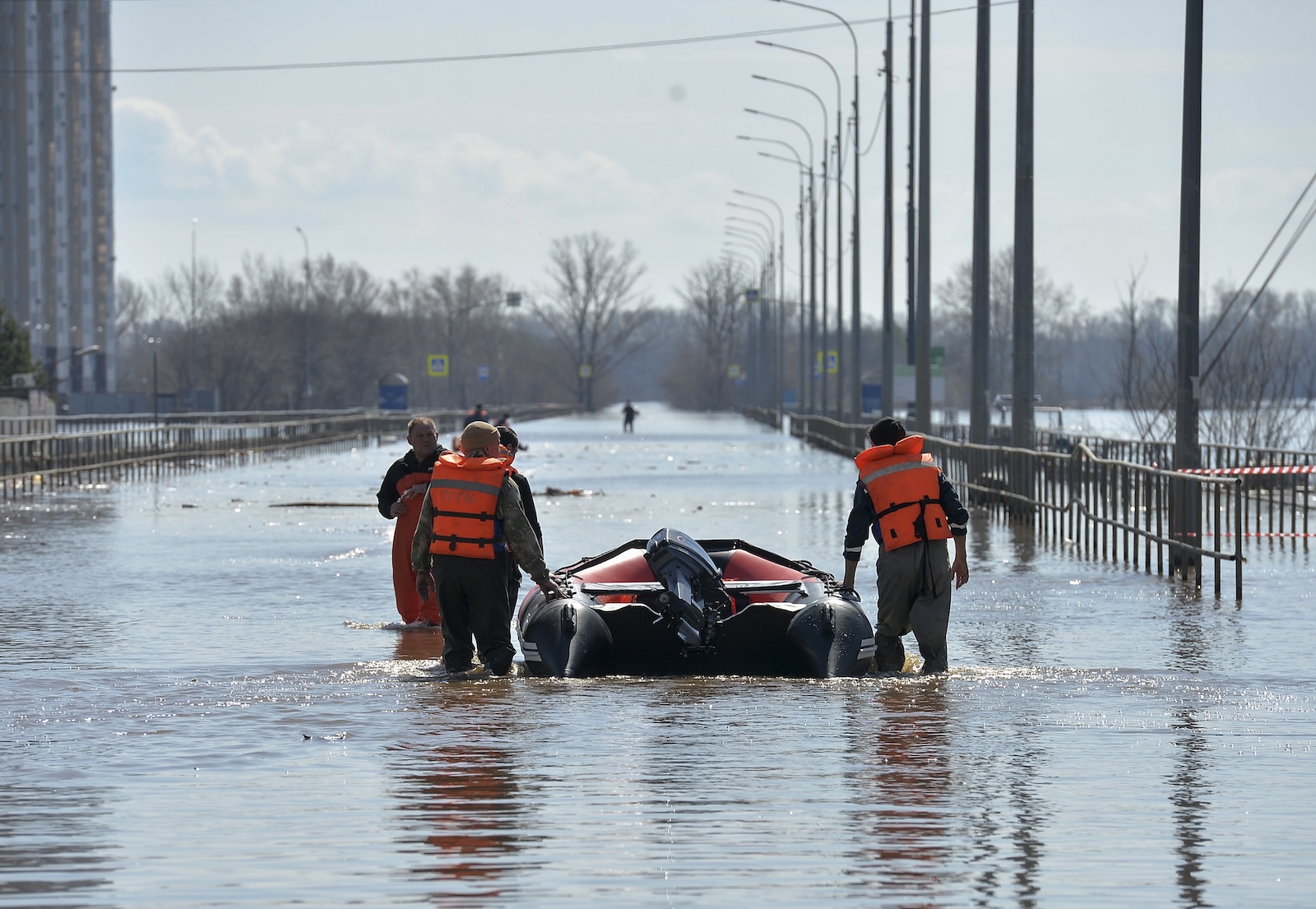 epa11276117 Russian Emergency Ministry rescuers evacuate local residents from the flooded residential area in Orenburg, Orenburg region, Russia, 13 April 2024. More than 12.7 thousand residential buildings and 22 thousand personal plots remain flooded in 39 constituent entities of the Russian Federation. In Orenburg, the flood situation is worsening, and the evacuation of the population continues, with over 1,531 people evacuated from flooded areas. In total, a group of more than 4.5 thousand people, 979 pieces of equipment, 256 watercraft and 16 unmanned systems are involved in the emergency zone in the Orenburg region, reported the press service of the Ministry of Emergency Situations of the Russian Federation.  EPA/STRINGER